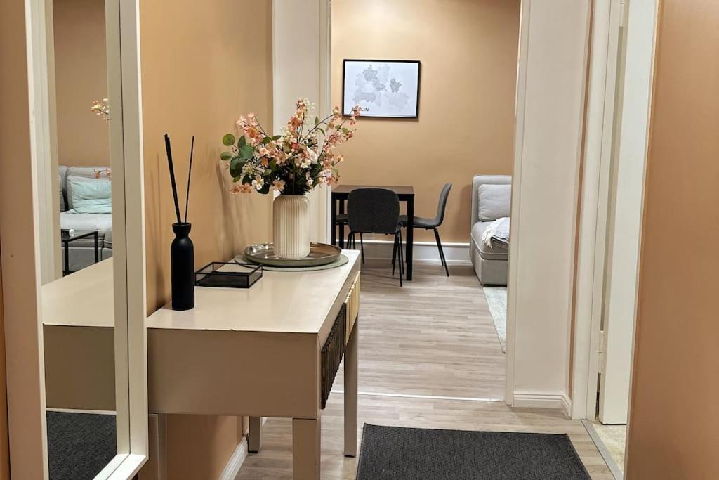 2 Zimmer Apartment Mit Parkplatz Berlin Eksteriør billede